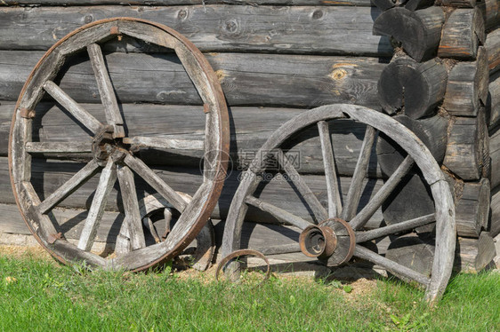 马车的旧木轮子图片