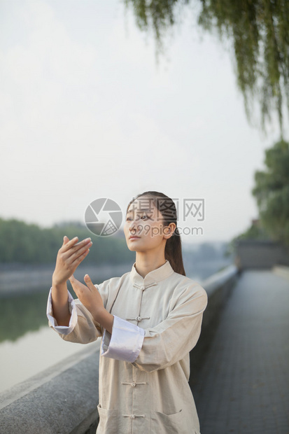 练太极的年轻女子图片