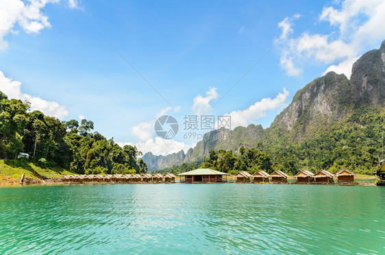 泰国苏拉特萨尼省肖索克公园RatchapraphaDam山和水的周围环图片