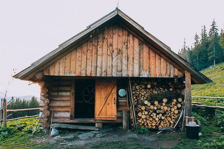 乌克兰喀尔巴阡山脉牧羊人真实的木屋K图片