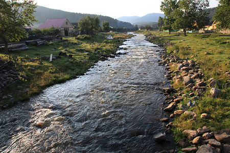 乡村河景两岸木屋图片