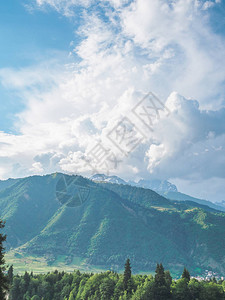 格鲁吉亚有青山绿树和多云天背景图片