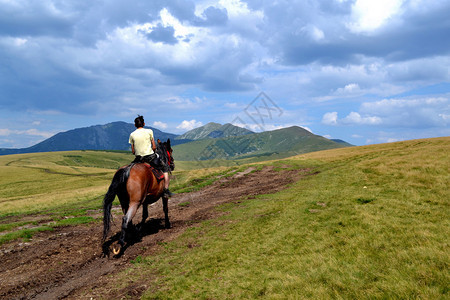 罗马尼亚北部Rodna山东喀尔巴阡山脉的一匹马上的男人图片