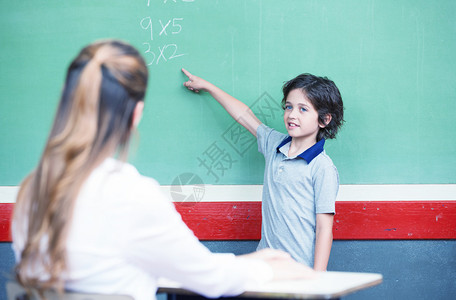 小学的小孩在数学图片