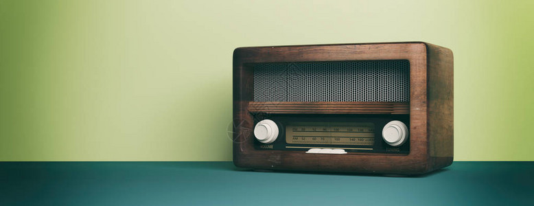 古老的复古的无线电台电台用绿色面纱墙壁背景图片
