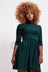 穿着绿色连衣裙的卷发黑人女图片
