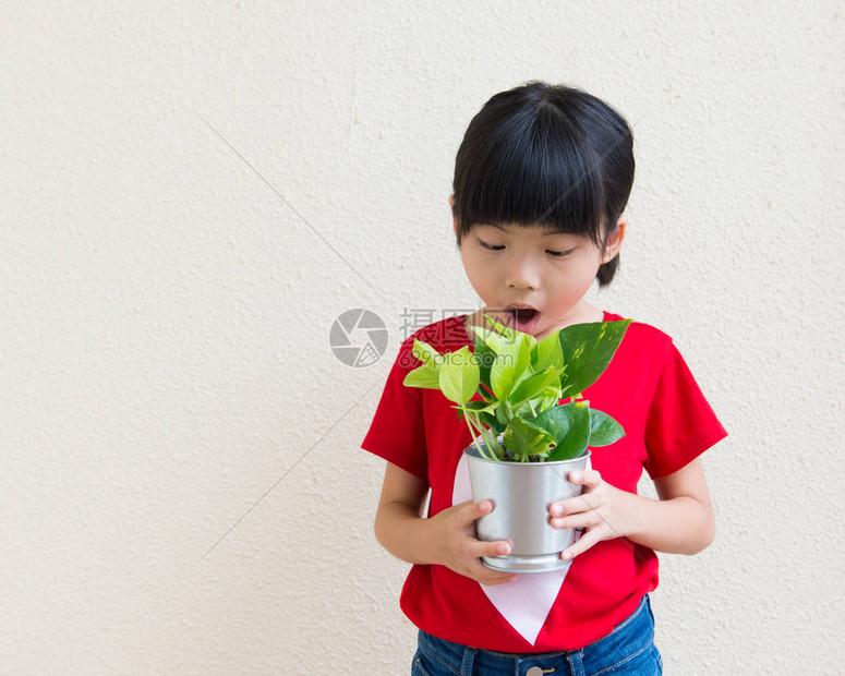 惊喜中的亚洲小女孩手拿图片