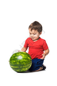 男孩与新鲜西瓜隔离在图片