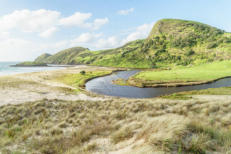 新西兰圣灵湾绿山与卷曲河流的景色图片
