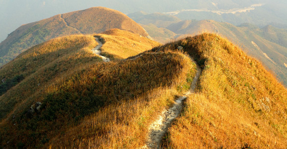 曲折的山路背景图片