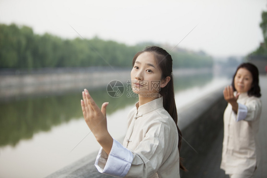 练太极的两名妇女图片