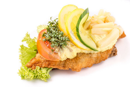 丹麦特色菜和本国菜盘优质露天三明治白背景隔离鱼片图片