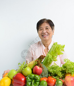 推荐健康水果的老人图片