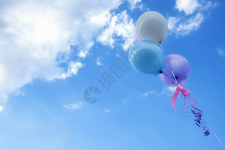 气球在夏季蓝天空的爱情概念上色彩多反向过滤效果图片