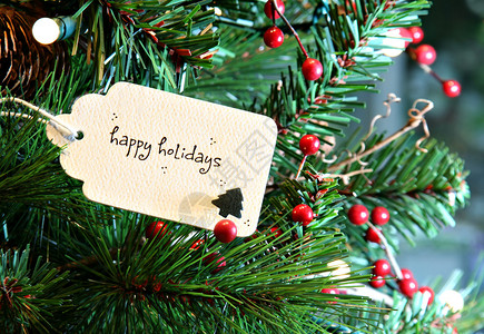 圣诞树上的节日快乐卡背景图片