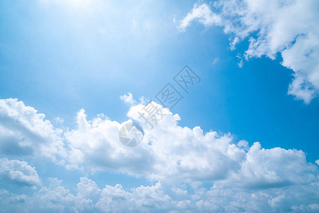 晴朗的蓝天背景背景的云彩图片