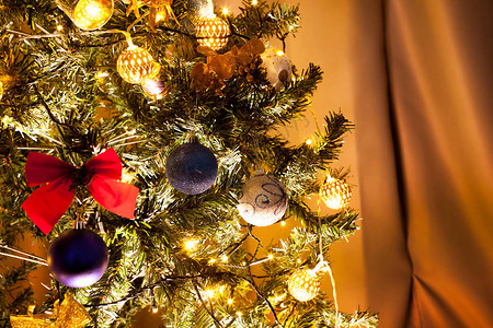 房子里有花环和装饰的圣诞树装饰图片