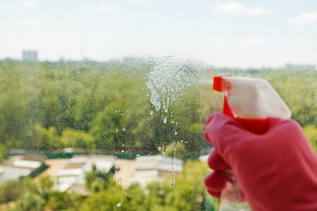 冲洗家用窗户从玻璃上喷洒瓶子图片