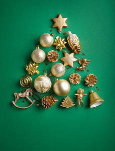 绿色纸背景的圣诞树金色装背景图片
