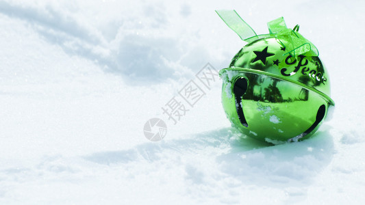 处女雪中的绿色圣诞钟声图片