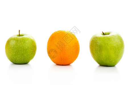 两个绿色的苹果和橘子被白色隔离图片
