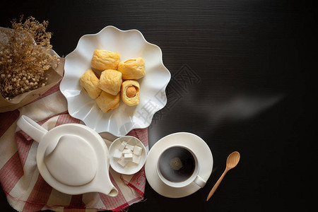 面包卷和深底咖啡杯热咖啡中图片