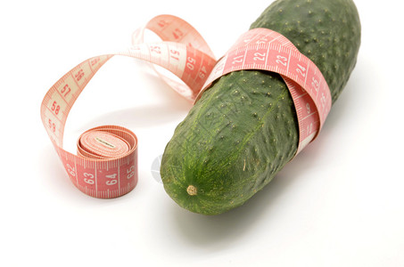 黄瓜和测量胶带在图片
