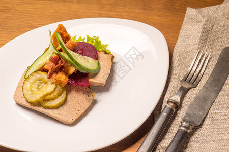 丹麦特色菜和民族菜肴优质开放式三明治带培根腌甜菜根和的肝酱图片