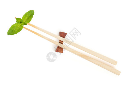 带薄荷叶的寿司筷子被白色背景隔离图片