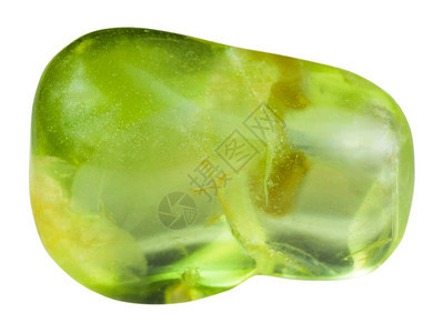 天然矿物石的宏观拍摄抛光橄榄石橄榄石橄榄石宝石在白图片