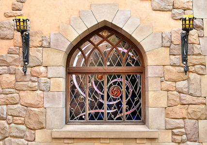 石墙上的拱形窗户图片