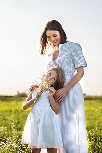 美丽的母亲和女儿有田花束图片