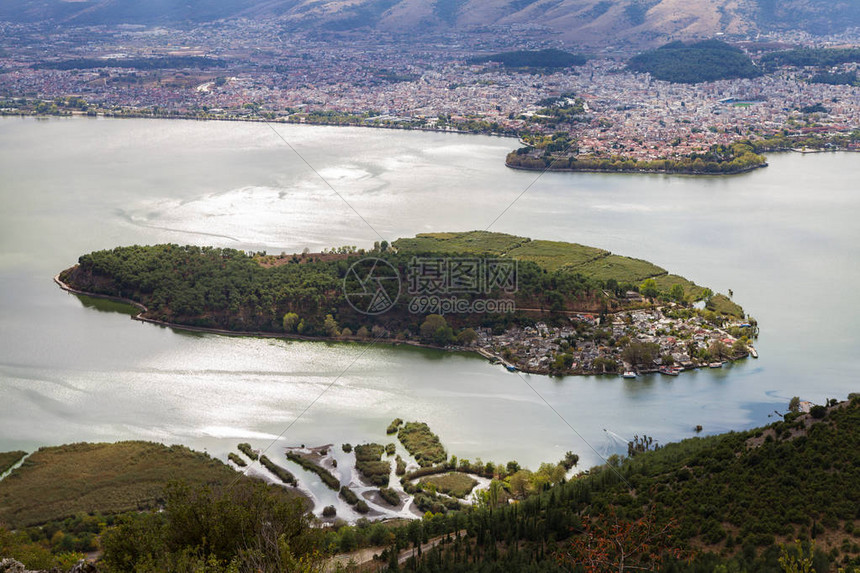 林基亚德斯山村的约阿尼纳湖景色很美图片