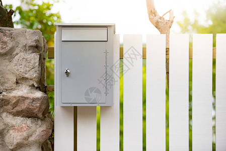 白木栅栏上的邮箱瑞典斯堪的图片