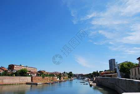 Marecchia河和城市风景图片