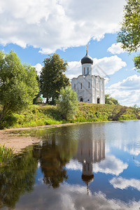 俄罗斯Nerl河上Bogolyubovo村图片