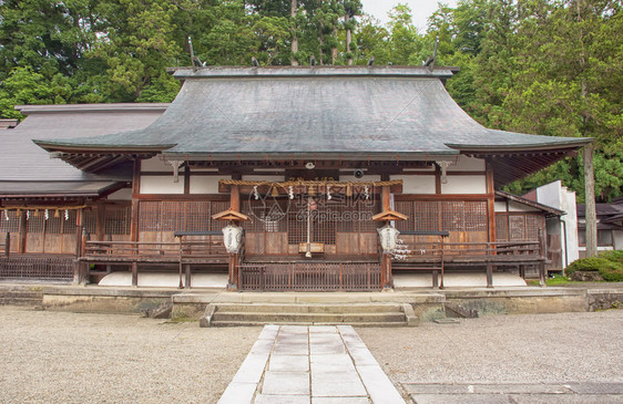 完全由木头制成的日本神社的入口图片