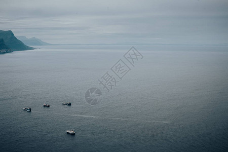 在海鸟瞰图的船图片