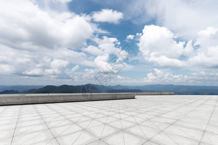 蓝色云天空中的空大理背景图片