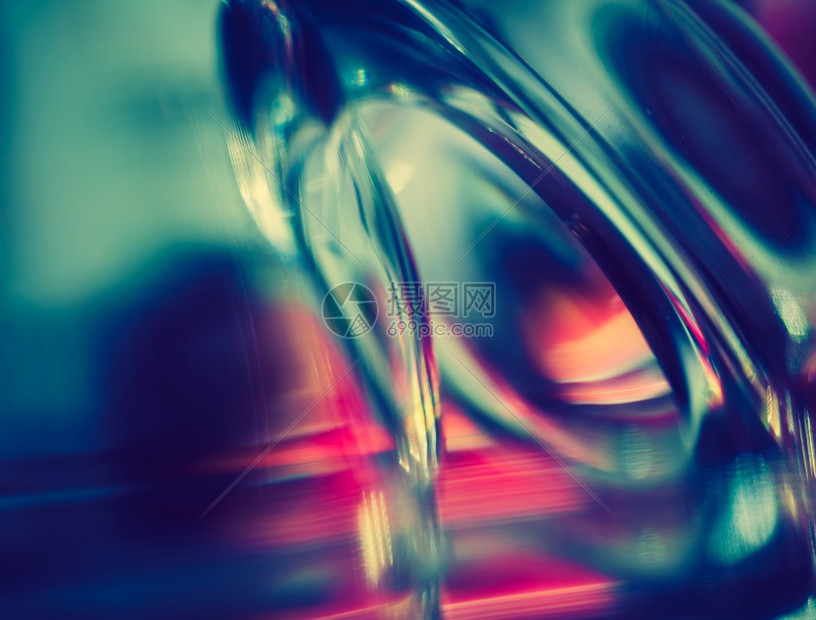 以玻璃花瓶和玻璃制成的深厚玻璃抽取图片