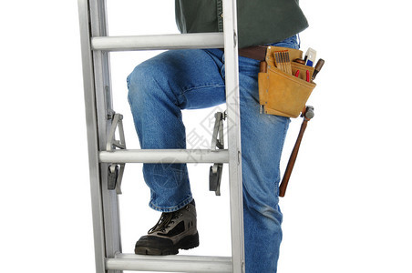 关闭建筑工人在梯子上攀登的通道图片