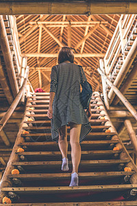 竹子楼梯上的女人竹子生态图片