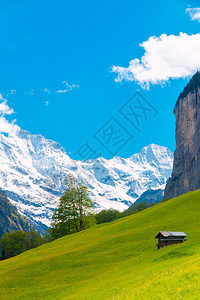 绿色山坡上的小屋瑞士阿尔卑斯山风景劳特布龙嫩图片