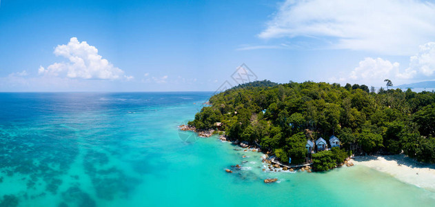 热带海滩和岩石海岸的高空中全景图片