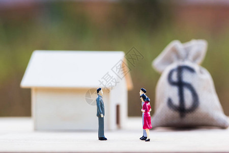 家庭讨价还房地产贷款房贷逆向按揭概念图片