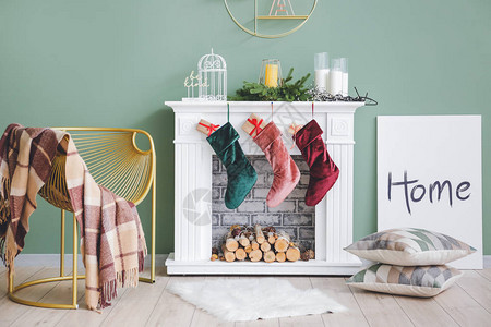 在室内壁炉上挂着圣诞袜子和礼背景图片