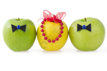 三个苹果作为两男一女之间竞争的概念图片