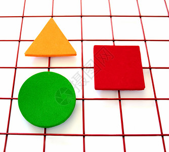 一个绿色圆圈一个红色正方形和一个黄色橙三角形图片