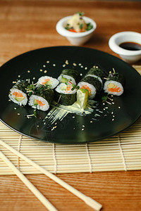 传统亚洲食物简单卷和鲑鱼图片