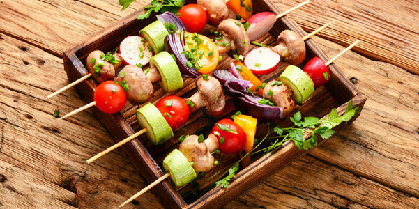 新鲜蔬菜的生菜烤肉串烧烤用的蔬菜图片
